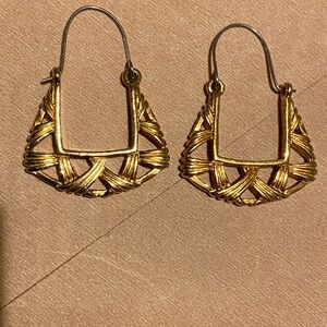 Avon vintage Gold Woven pierced Earrings